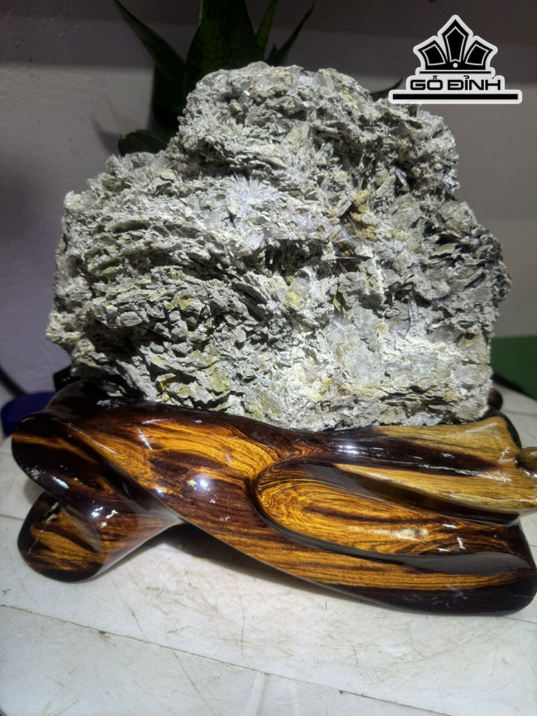 Bông Hoa Ưu Đàm Đá Trầm Tích Cao 23 Ngang 19 (cm) 3,2kg