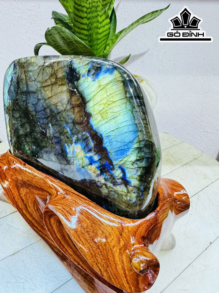 Tác Phẩm Đá Xà Cừ (Labradorite) Cao 18 Ngang 17 (cm) 2,9kg