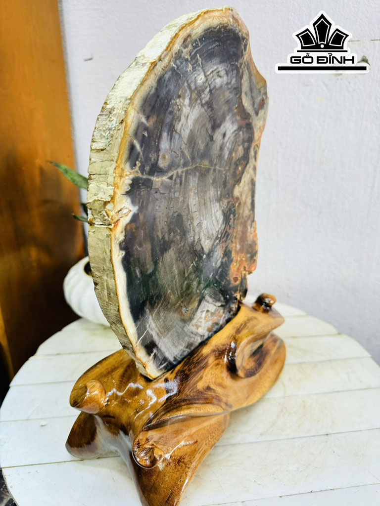 Tác Phẩm Gỗ Hóa Ngọc Cao 34 Ngang 20 (cm) 3,3kg