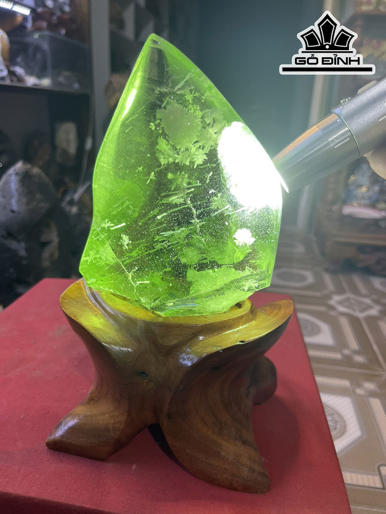 Tác Phẩm Đá Thủy Tinh Bông Tuyết Cao 24 (cm) 1,8kg