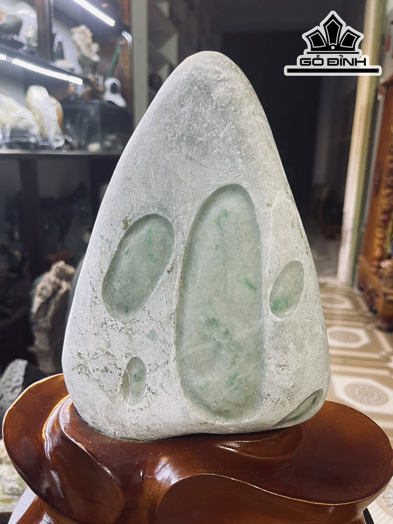 Tác Phẩm Khối Ngọc Phỉ Thúy Cao 31 (cm) 5,5kg