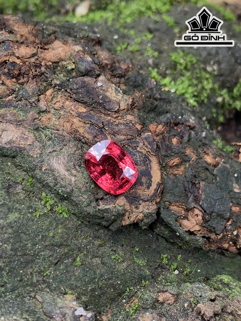 Viên Đá Spinel Đỏ Cao 9,6 Ngang 7,4 Sâu 4,7 (mm) 2,36cts