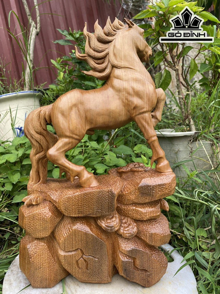 Tượng Ngựa Phong Thủy (Nhất Mã Thong Dong) Gỗ Ngọc Am Cao 43 Ngang 25 Sâu 12 (cm)