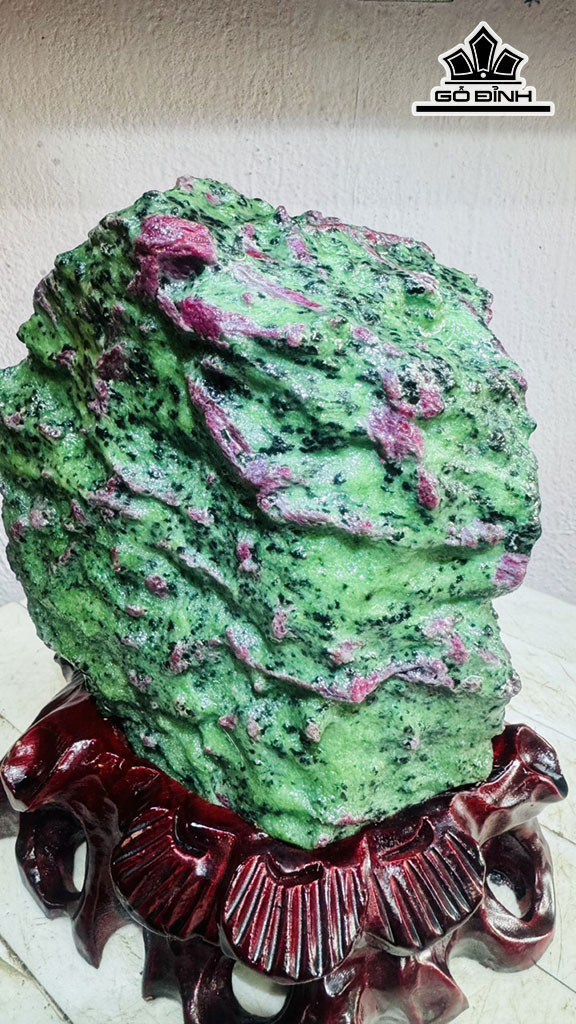 Tác Phẩm Đá Ruby Cao 23 Ngang 15 (cm) 6,2kg