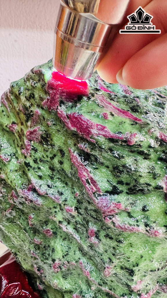 Tác Phẩm Đá Ruby Cao 23 Ngang 15 (cm) 6,2kg