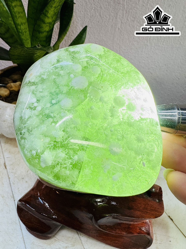 Tác Phẩm Đá Thủy Tinh Bông Tuyết Cao 19 Ngang 12 (cm) 2,5kg