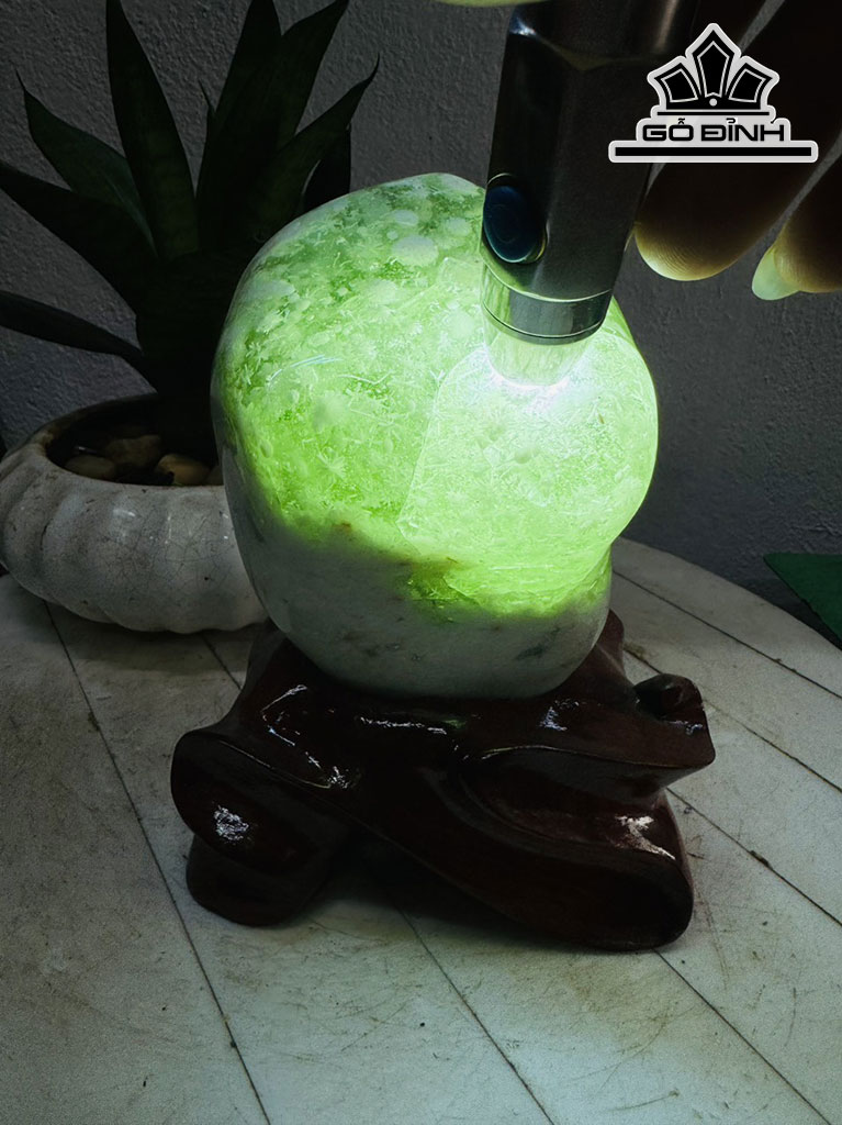 Tác Phẩm Đá Thủy Tinh Bông Tuyết Cao 19 Ngang 12 (cm) 2,5kg