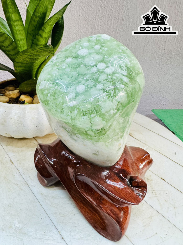 Tác Phẩm Đá Thủy Tinh Bông Tuyết Cao 19 Ngang 12 (cm) 2,5kg