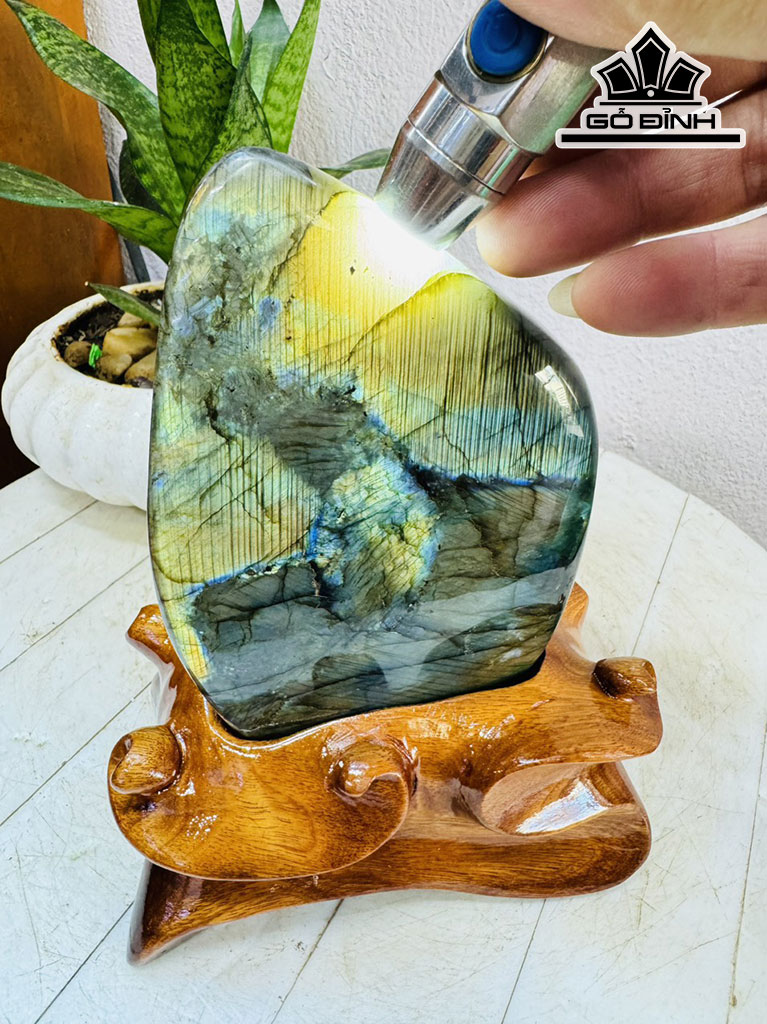 Tác Phẩm Đá Xà Cừ (Labradorite) Cao 20 Ngang 10 (cm) 1,8kg