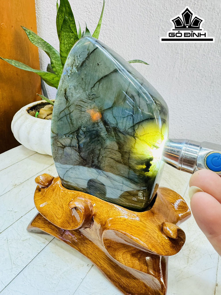 Tác Phẩm Đá Xà Cừ (Labradorite) Cao 20 Ngang 10 (cm) 1,8kg