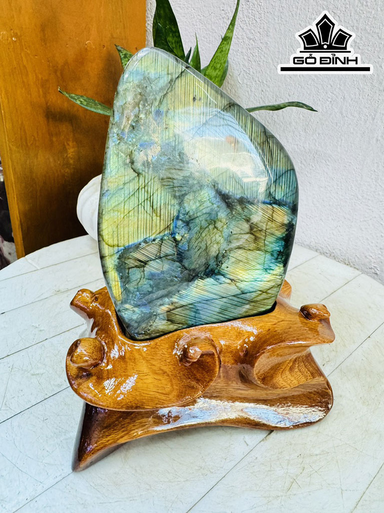 Tác Phẩm Đá Xà Cừ (Labradorite) Cao 20 Ngang 10 (cm) 1,8kg