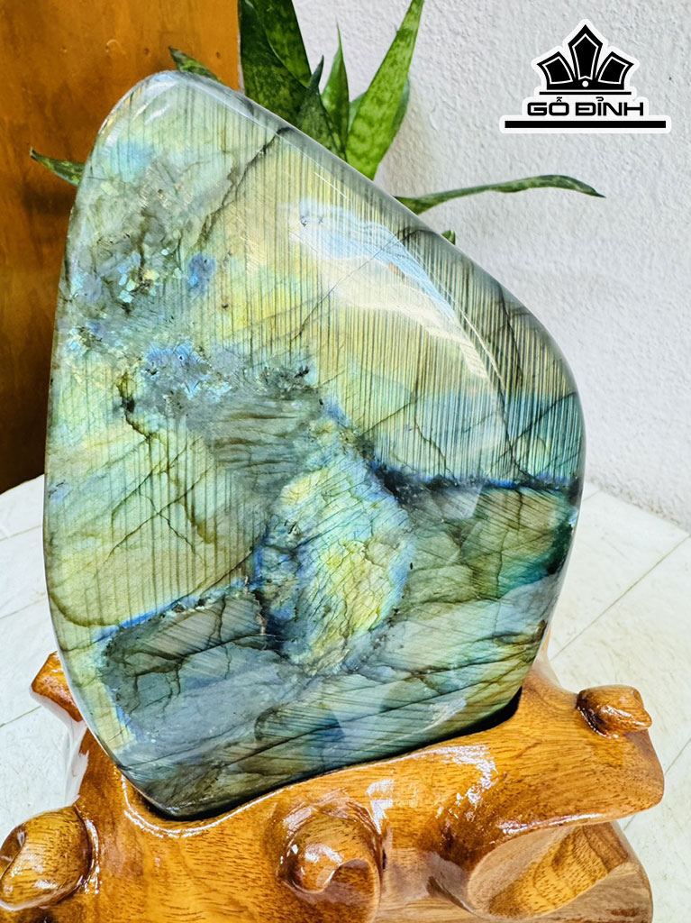 Tác Phẩm Đá Xà Cừ (Labradorite) Cao 20 Ngang 10 (cm) 1,8kg