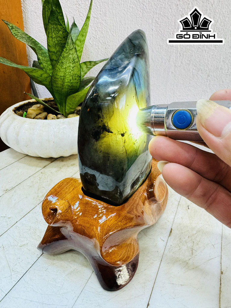 Tác Phẩm Đá Xà Cừ (Labradorite) Cao 20 Ngang 10 (cm) 1,8kg