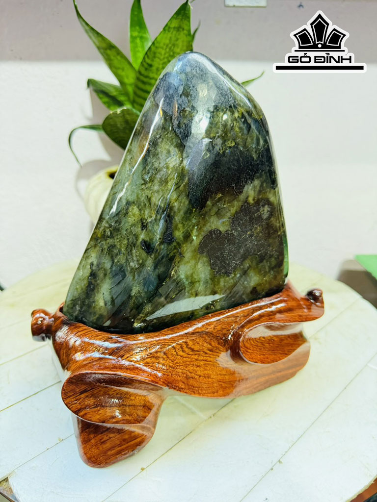 Tác Phẩm Đá Xà Cừ (Labradorite) Cao 23 Ngang 16 (cm) 3,4kg