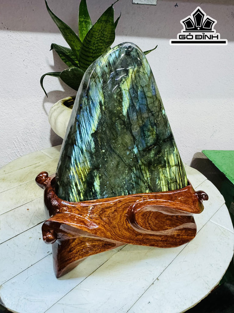 Tác Phẩm Đá Xà Cừ (Labradorite) Cao 23 Ngang 16 (cm) 3,4kg