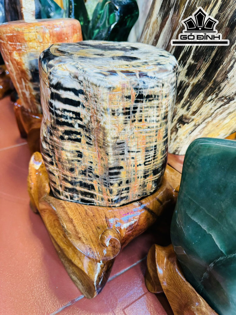 Tác Phẩm Gỗ Hóa Ngọc Cao 27 Ngang 20 (cm) 12,4kg