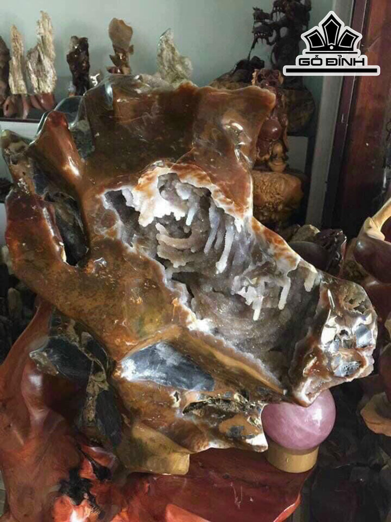 Tác Phẩm Đá Can Thạch Đỏ Cao 77 Ngang 77 Sâu 45 (cm) 250kg