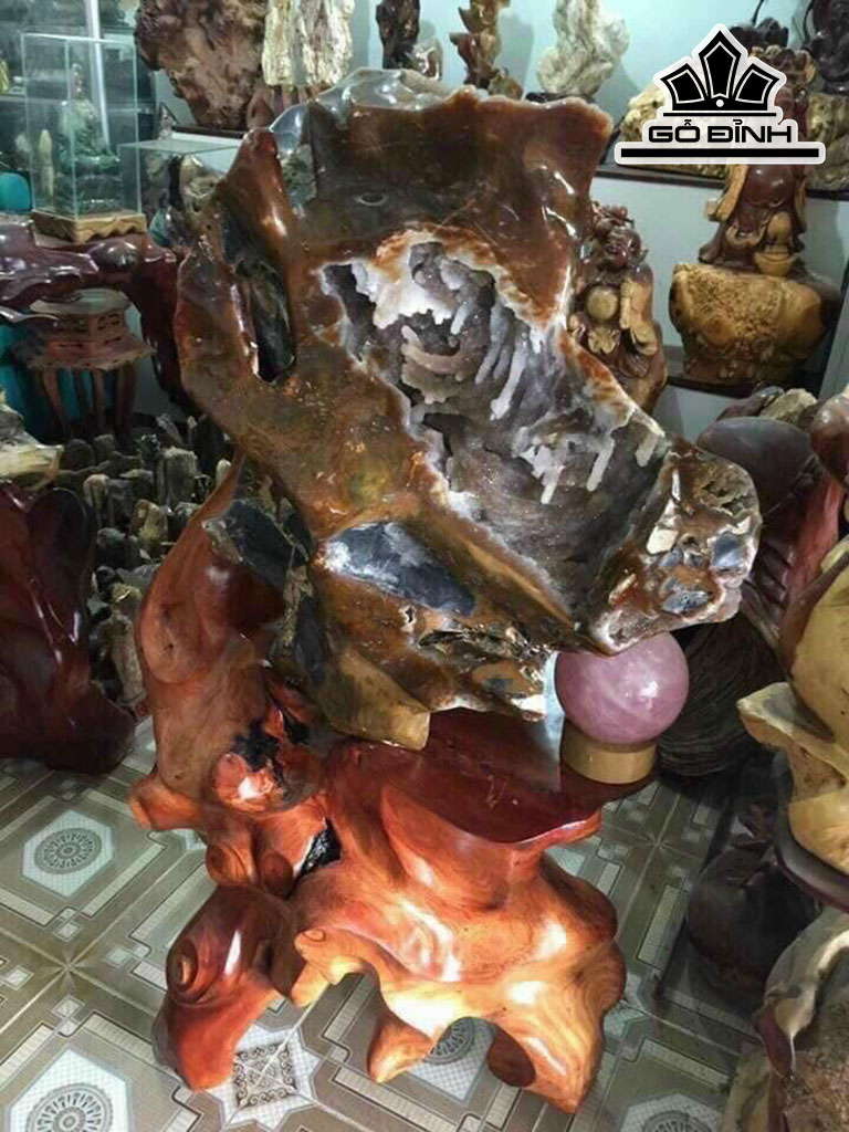 Tác Phẩm Đá Can Thạch Đỏ Cao 77 Ngang 77 Sâu 45 (cm) 250kg