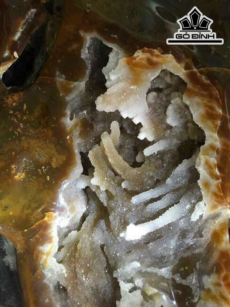 Tác Phẩm Đá Can Thạch Đỏ Cao 77 Ngang 77 Sâu 45 (cm) 250kg