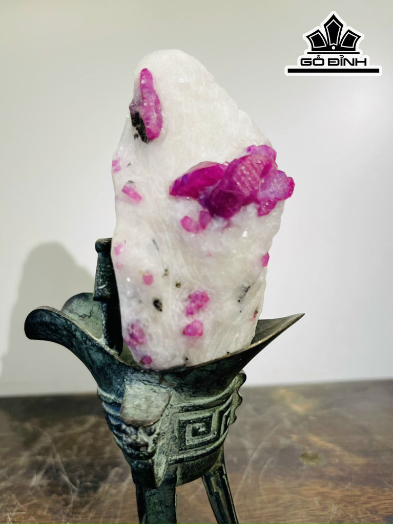 Tác Phẩm Đá Ruby Cao 9 (cm) 150g