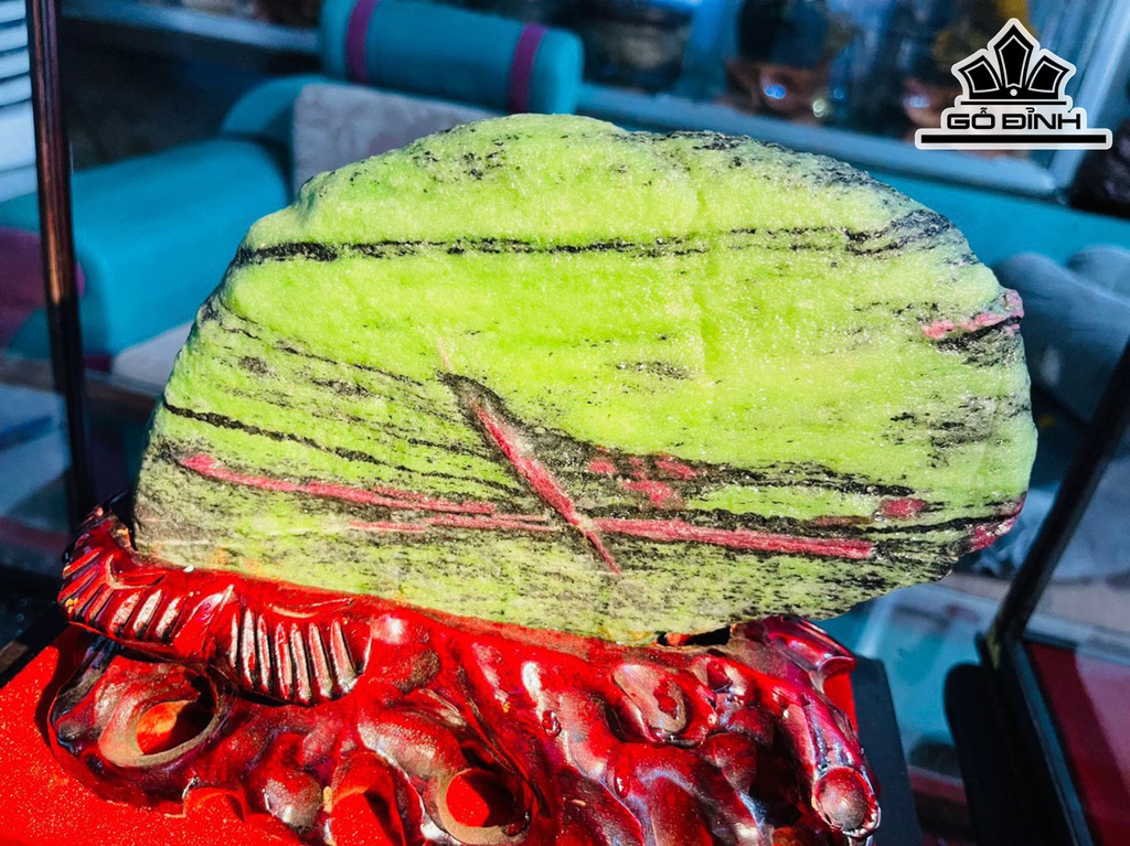 Tác Phẩm Đá Ruby Cao 30 Ngang 22 (cm) 3,6kg