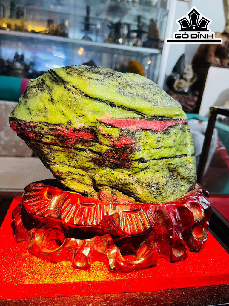 Tác Phẩm Đá Ruby Cao 30 Ngang 22 (cm) 3,6kg