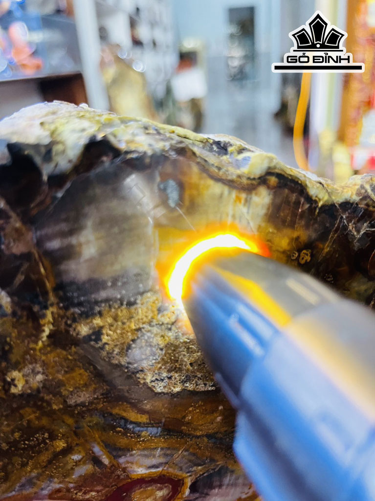 Tác Phẩm Gỗ Hóa Ngọc Đa Sắc Cao 28 Ngang 24 (cm) 4,8kg