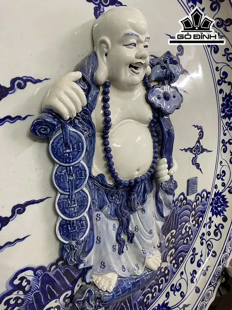 Đĩa Đắp Nổi Di Lặc Gánh Tiền Men Xanh Tràm Gốm Tàu Đường Kính 95 (cm)