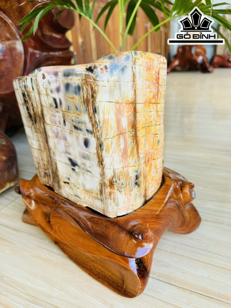 Tác Phẩm Gỗ Hóa Ngọc Cao 28 Ngang 21 (cm) 15kg