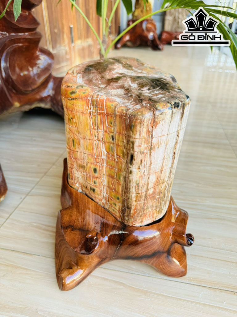 Tác Phẩm Gỗ Hóa Ngọc Cao 28 Ngang 21 (cm) 15kg