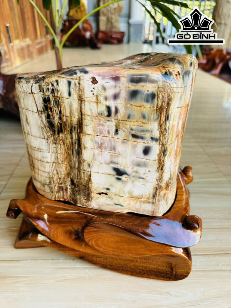 Tác Phẩm Gỗ Hóa Ngọc Cao 28 Ngang 21 (cm) 15kg