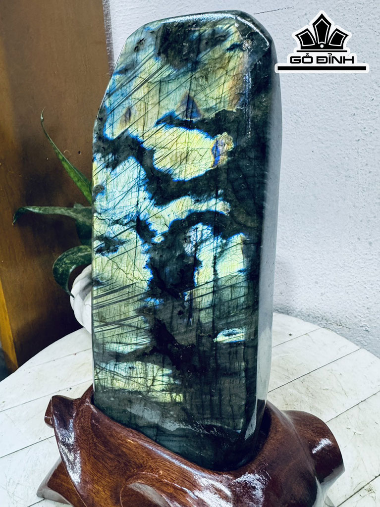 Tác Phẩm Đá Xà Cừ (Labradorite) Cao 29 Ngang 10 (cm) 3,4kg