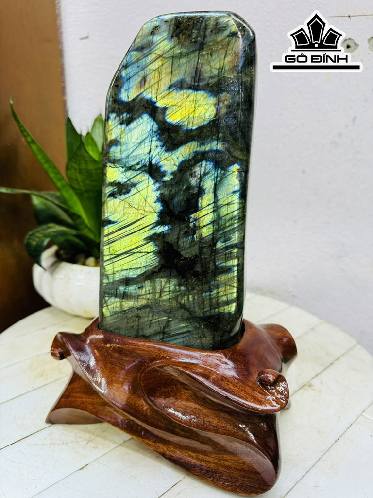 Tác Phẩm Đá Xà Cừ (Labradorite) Cao 29 Ngang 10 (cm) 3,4kg