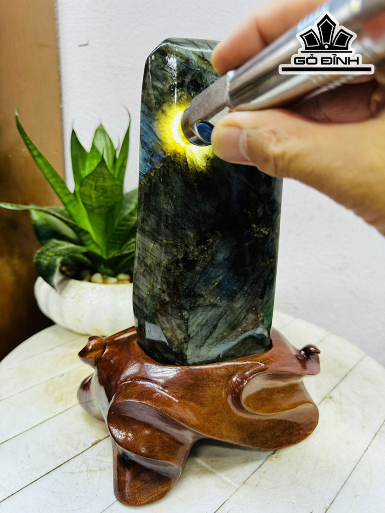 Tác Phẩm Đá Xà Cừ (Labradorite) Cao 29 Ngang 10 (cm) 3,4kg