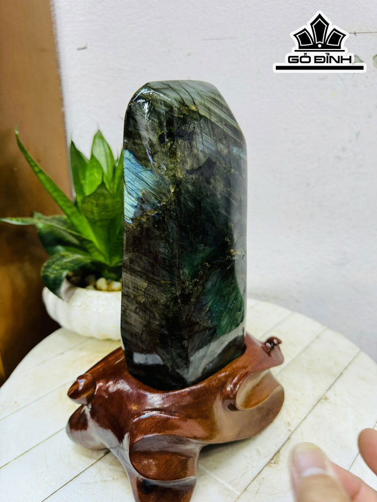 Tác Phẩm Đá Xà Cừ (Labradorite) Cao 29 Ngang 10 (cm) 3,4kg