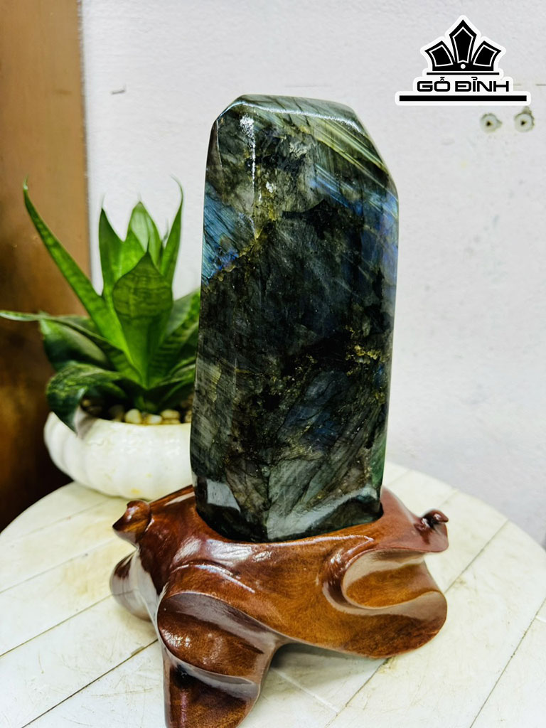 Tác Phẩm Đá Xà Cừ (Labradorite) Cao 29 Ngang 10 (cm) 3,4kg