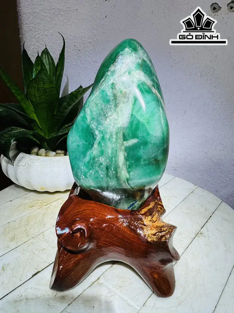 Tác Phẩm Đá Thạch Anh Xanh (Aven) Cao 25 Ngang 12 (cm) 3,5kg