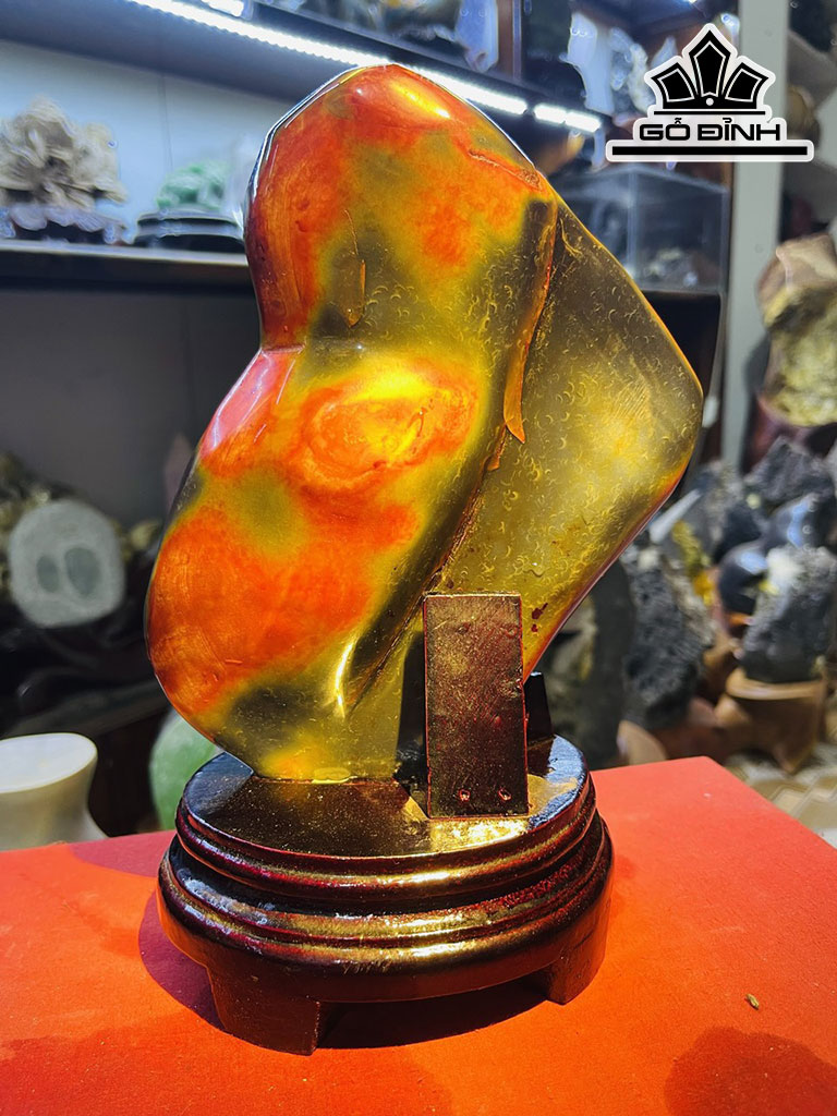 Tác Phẩm Đá Mã Não Cao 23 (cm) 1,5kg