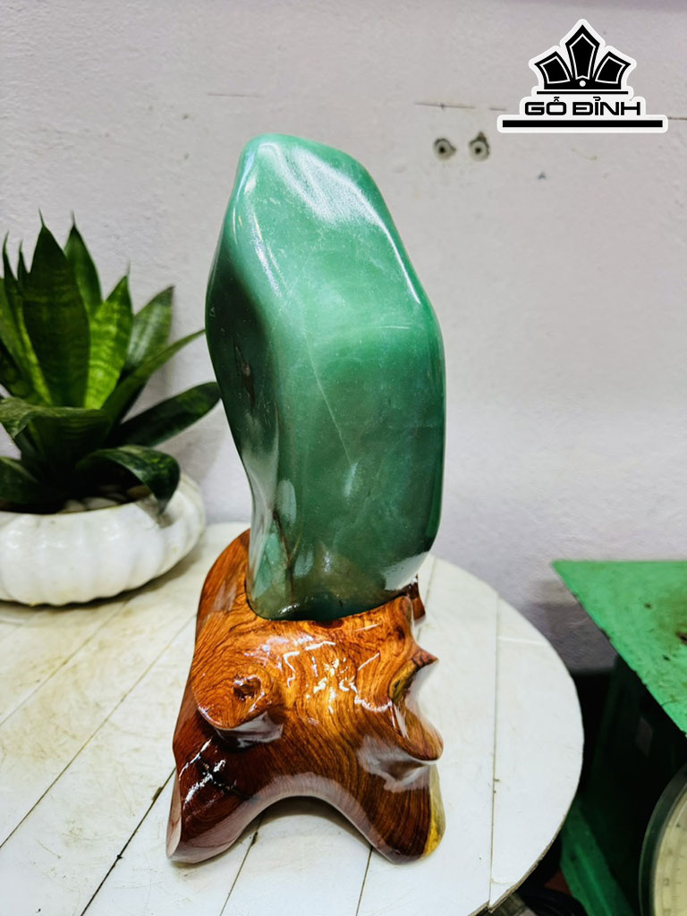 Tác Phẩm Đá Thạch Anh Xanh (Aven) Cao 29 Ngang 15 (cm) 4,5kg