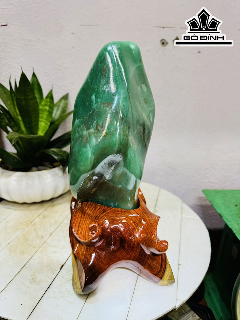 Tác Phẩm Đá Thạch Anh Xanh (Aven) Cao 29 Ngang 15 (cm) 4,5kg