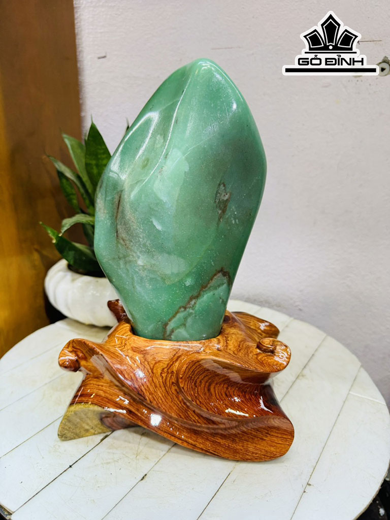 Tác Phẩm Đá Thạch Anh Xanh (Aven) Cao 29 Ngang 15 (cm) 4,5kg