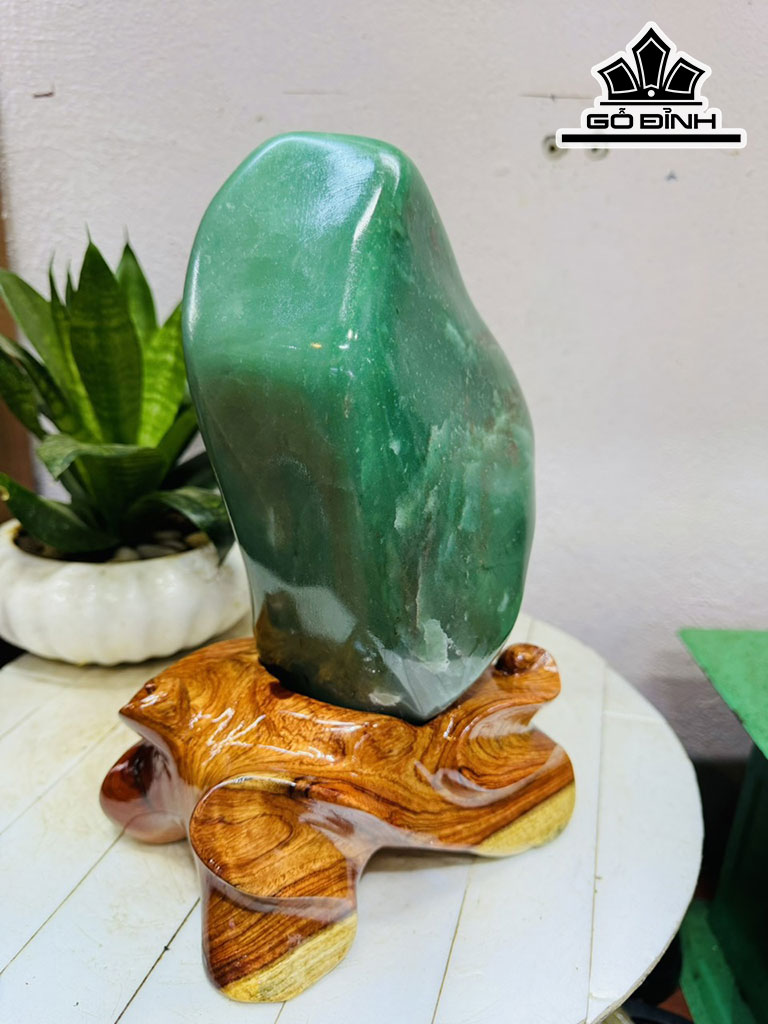 Tác Phẩm Đá Thạch Anh Xanh (Aven) Cao 29 Ngang 15 (cm) 4,5kg