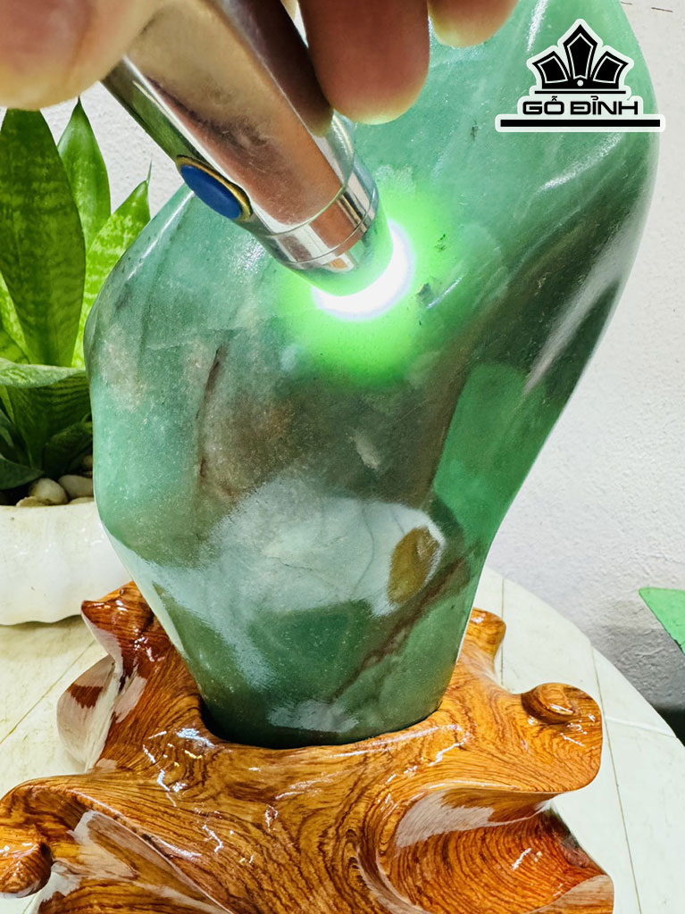 Tác Phẩm Đá Thạch Anh Xanh (Aven) Cao 29 Ngang 15 (cm) 4,5kg