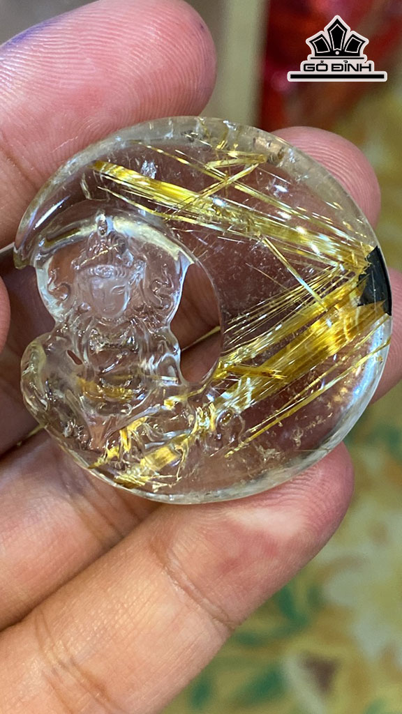 Mặt Dây Chuyền Quan Âm Tọa Nguyệt Đá Thạch Anh Tóc Vàng Cao 40 Ngang 39 Sâu 13,8 (mm) 25g