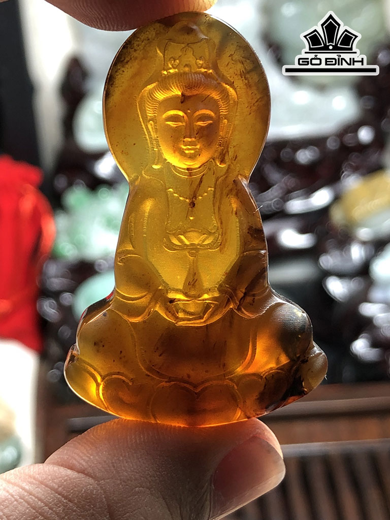 Mặt Dây Chuyền Quan Âm Đá Hổ Phách Cao 49,5 Ngang 31 Sâu 11 (mm) 89g
