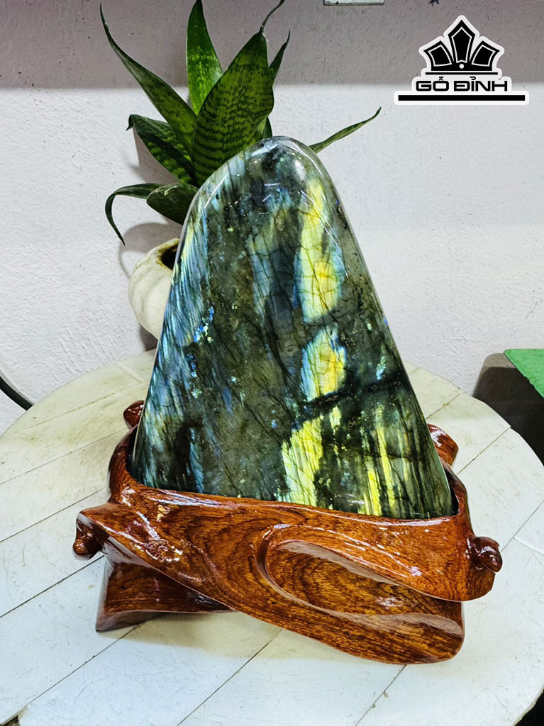 Tác Phẩm Đá Xà Cừ (Labradorite) Cao 23 Ngang 16 (cm) 3,4kg