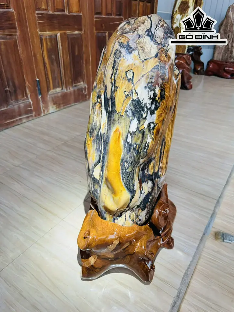 Tác Phẩm Gỗ Hóa Ngọc Đỏ Cao 76 Ngang 33 (cm) 68kg