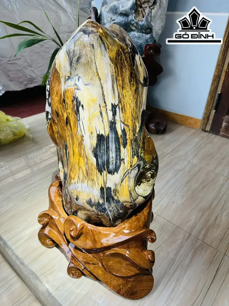 Tác Phẩm Gỗ Hóa Ngọc Đỏ Cao 76 Ngang 33 (cm) 68kg