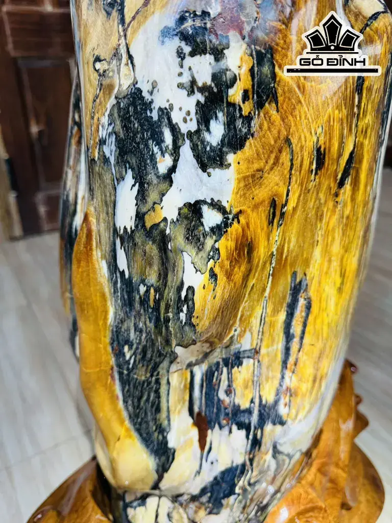 Tác Phẩm Gỗ Hóa Ngọc Đỏ Cao 76 Ngang 33 (cm) 68kg