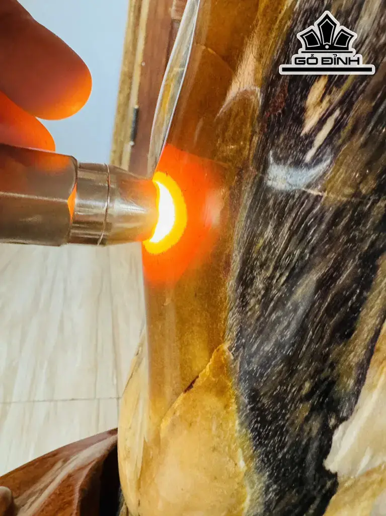 Tác Phẩm Gỗ Hóa Ngọc Đỏ Cao 76 Ngang 33 (cm) 68kg